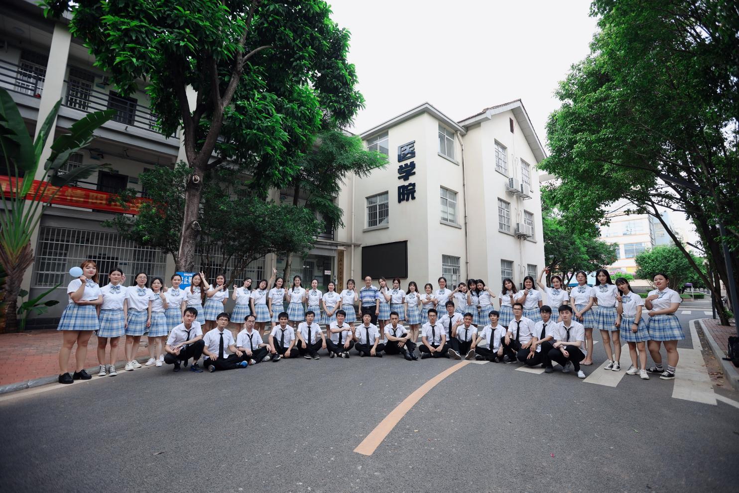 古天乐代言太阳集团网址制药工程专业2020届毕业合影留念