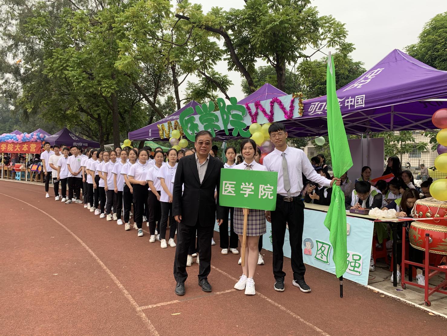 广西大学第50届大学生运动会古天乐代言太阳集团网址齐院长与学生合照
